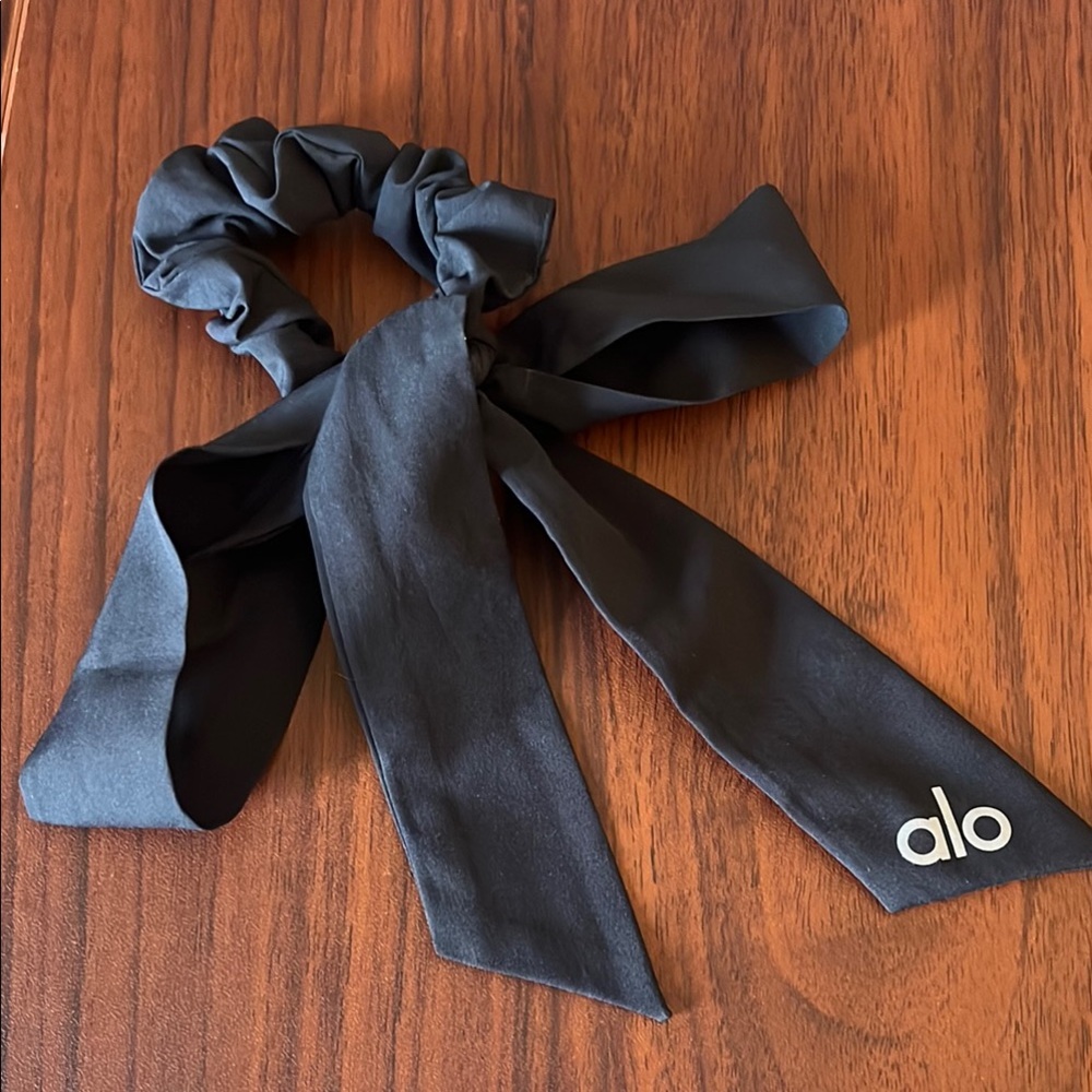ALO Yoga Bow Hair Scrunchie